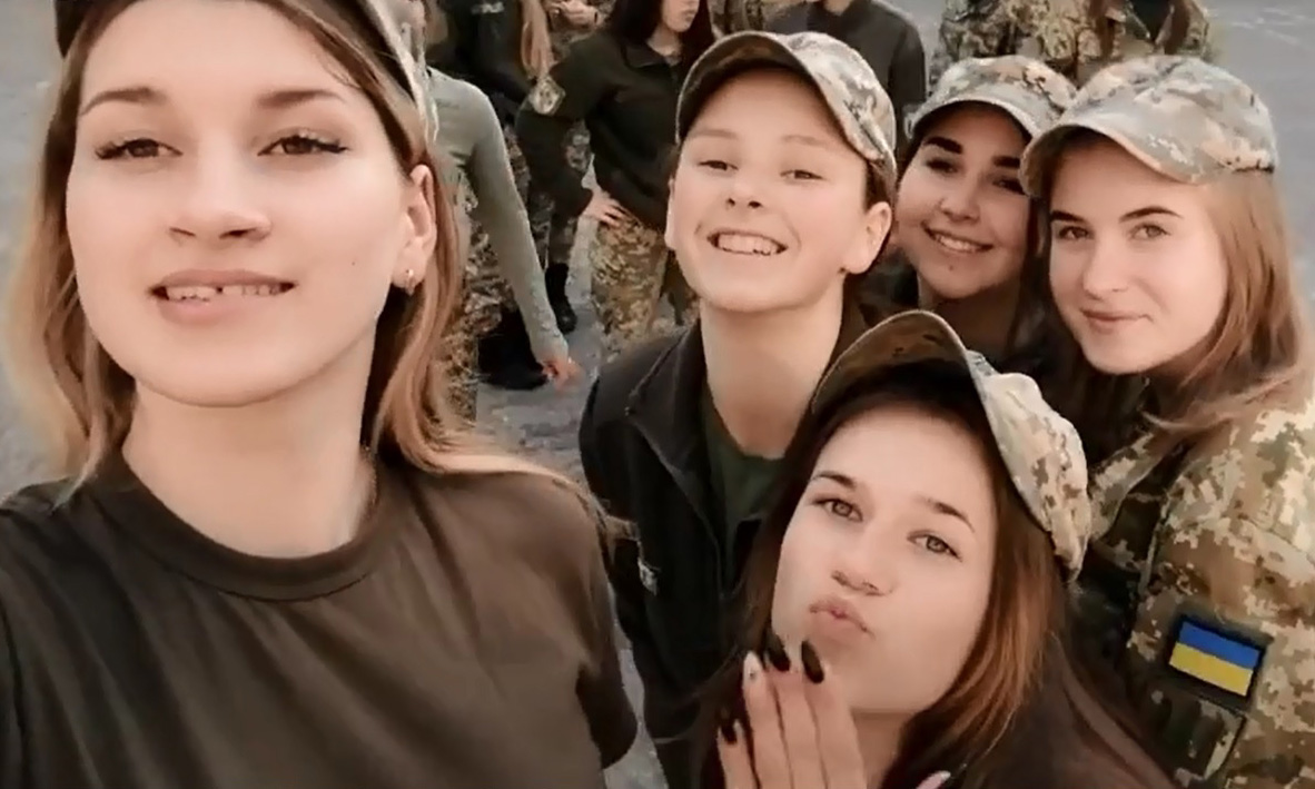 Những cô gái trẻ mặc quân phục Ukraine trong video trên mạng xã hội hôm 8/2. Ảnh: TikTok/vi.ka_222.