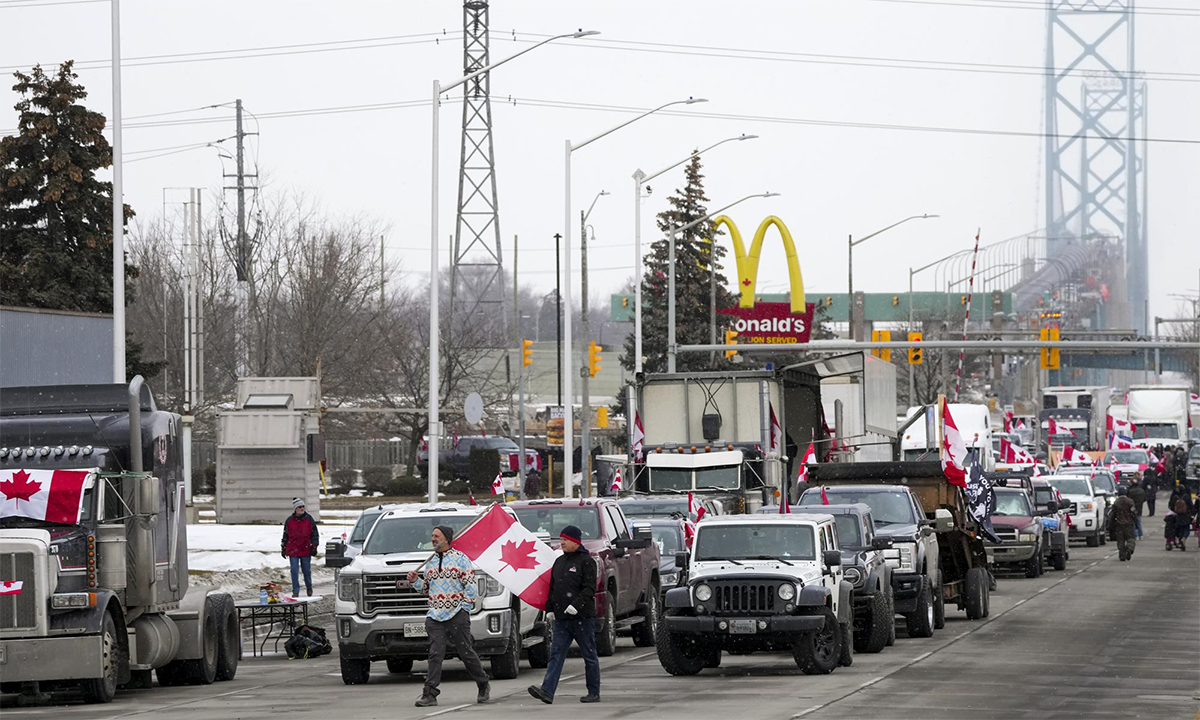 Người biểu tình chặn cầu Ambassador qua biên giới Canada - Mỹ ngày 10/2. Ảnh: AP.