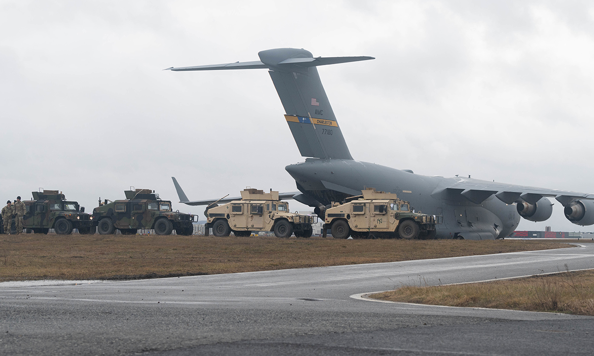 Thiết giáp Humvee của Mỹ đỗ gần vận tải cơ C-17 tại sân bay Rzeszow-Jasionka của Ba Lan sau khi được chuyển từ căn cứ Charleston, Nam Carolina ngày 7/2. Ảnh: USAF.