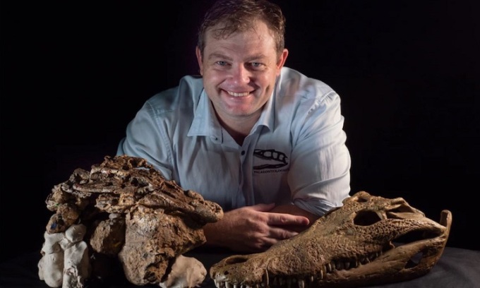 Tiến sĩ White và hóa thạch cá sấu Broken Dinosaur Killer. Ảnh: Bảo tàng thời đại khủng long