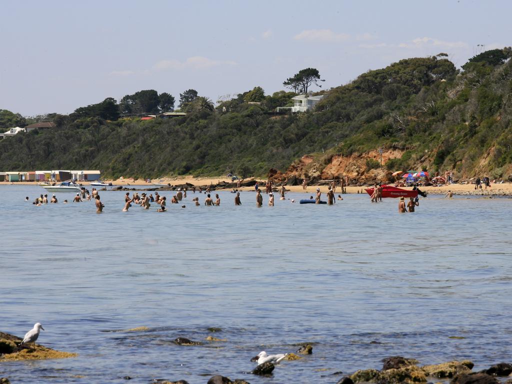 Bãi biển khỏa thân nổi tiếng nguy cơ bị đóng cửa vì nạn quấy rối, sàm sỡ