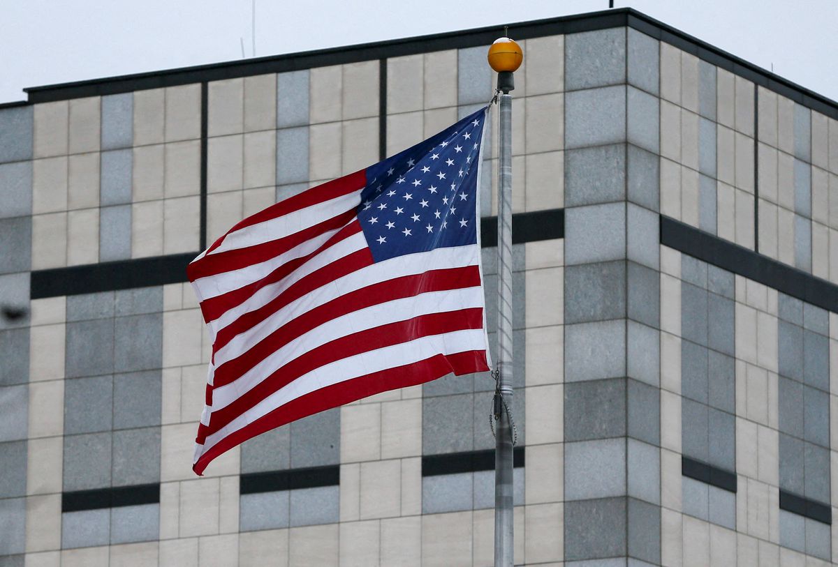 Cờ Mỹ bên ngoài đại sứ quán Mỹ tại Kiev, Ukraine tháng trước. Ảnh: Reuters.