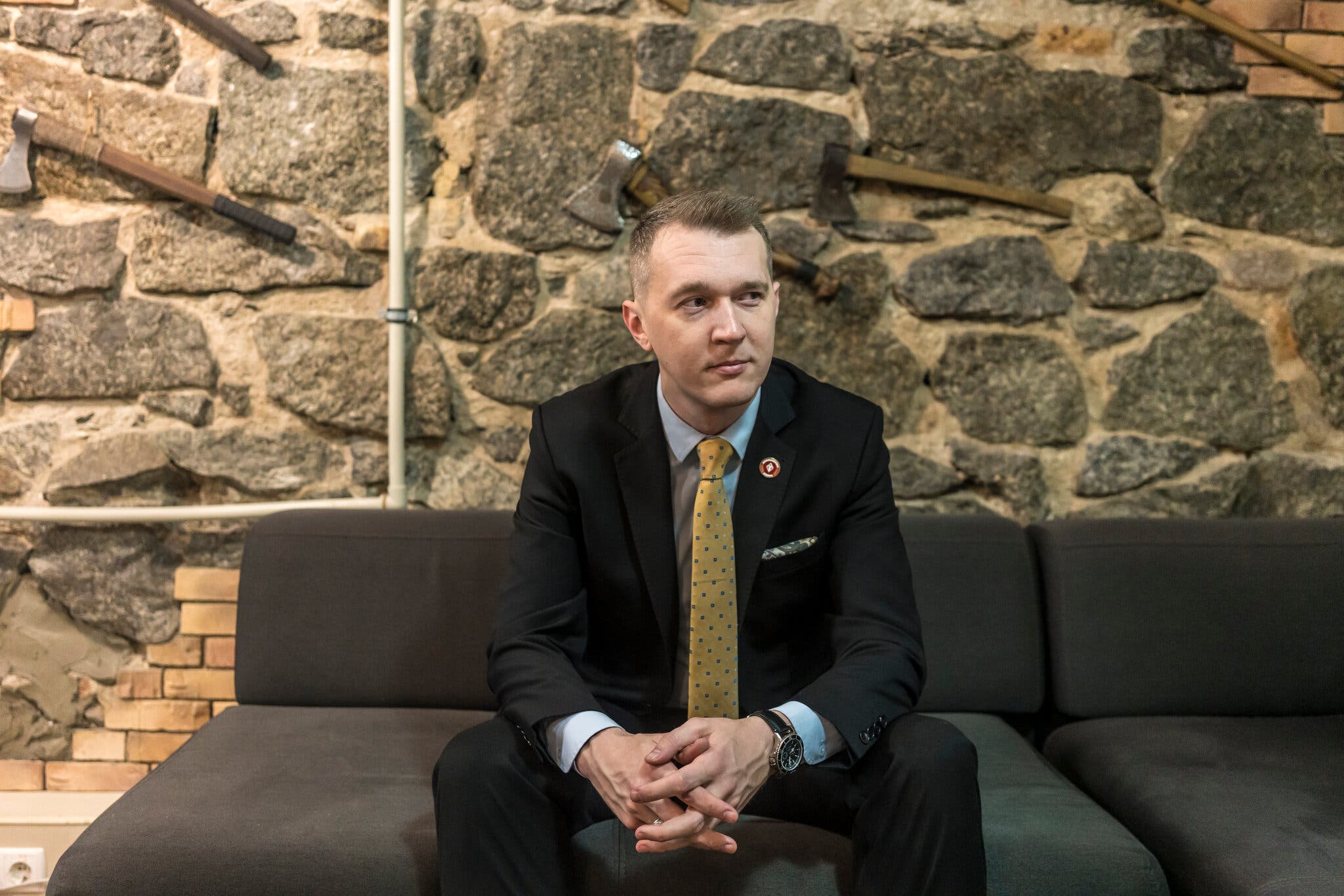 Yuri Hudymenko, thủ lĩnh nhóm Democratic Ax theo lập trường cực hữu và chủ trương huấn luyện bán quân sự cho thành viên, trong văn phòng tại Kiev. Ảnh: NY Times.