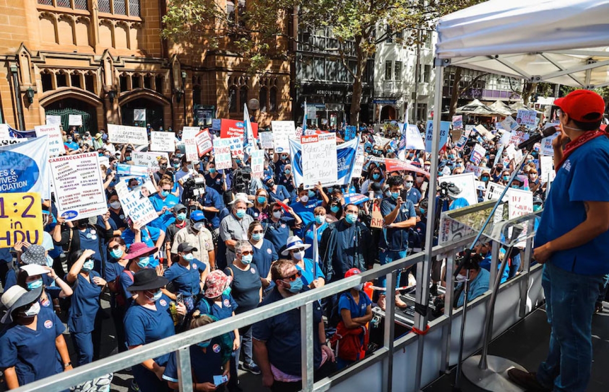 Các y tá đình công bên ngoài tòa nhà Quốc hội bang New South Wales tại thành phố Sydney. Nguồn: ABC News