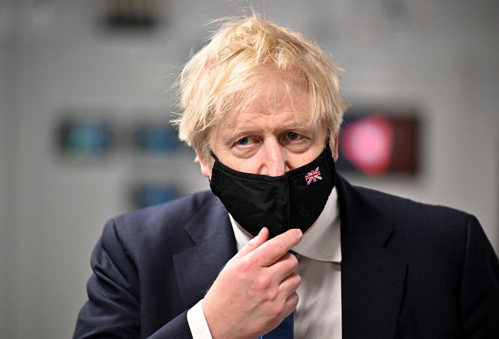 Thủ tướng Anh Boris Johnson thăm một cơ sở công nghệ ở Edinburgh hôm 14/2. Ảnh: AFP.