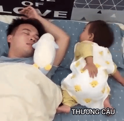 Em bé nhỏ xíu tự ru mình ngủ, lại còn hoạt động năng suất của 2 tay, dân mạng chắc nịch: Em bé nhỏ xíu tự ru mình ngủ, lại còn hoạt động năng suất của 2 tay, dân mạng chắc nịch: