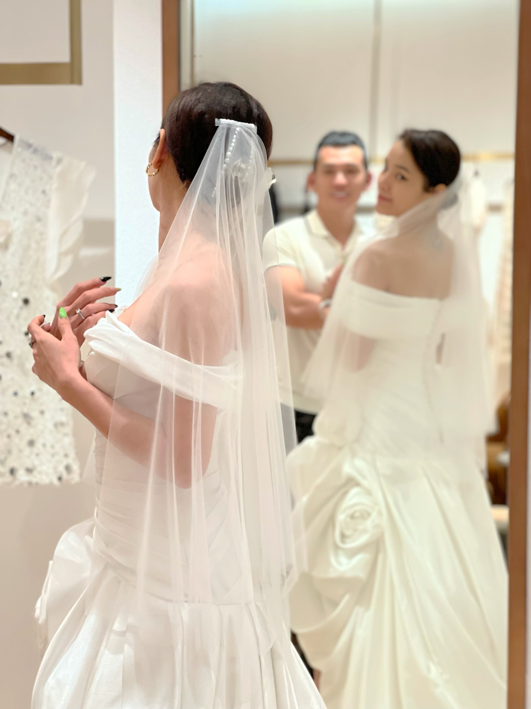 Phương Trinh Jolie thử váy cưới hôm 15/2 ở TP HCM. Ảnh: Nhân vật cung cấp