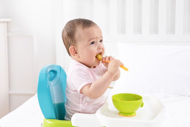 Bé 6 tháng tuổi khó thở, nổi mẩn đỏ khắp người sau khi ăn món này: Trẻ ăn dặm sai cách ảnh hưởng đến trí não, dễ mắc bệnh nguy hiểm sau này, cha mẹ cần lưu ý! - Ảnh 4.