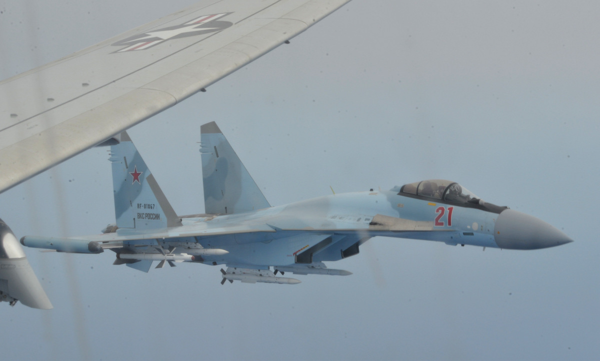 Tiêm kích Su-35 Nga áp sát trinh sát cơ P-8A Mỹ trên Địa Trung Hải hồi giữa năm 2020. Ảnh: US Navy.