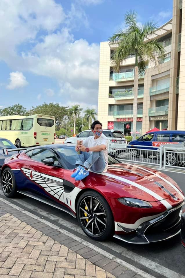 Minh Nhựa cầm lái Aston Martin V8 Vantage lên phố cuối tuần, đập tan tin đồn chia tay sau quãng đường 2.000km - Ảnh 3. Minh Nhựa cầm lái Aston Martin V8 Vantage lên phố cuối tuần, đập tan tin đồn chia tay sau quãng đường 2.000km - Ảnh 3.
