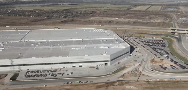 Toàn cảnh siêu nhà máy của Tesla trước ngày hoạt động: xe cộ trông như kiến bên cạnh công trình khổng lồ  - Ảnh 1.