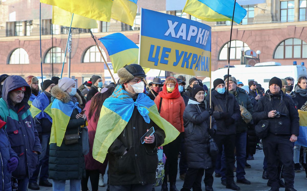 Người dân Ukraine diễu hành thể hiện tinh thần đoàn kết tại Kharkiv, Ukraine hôm 5/2. Ảnh: Reuters.