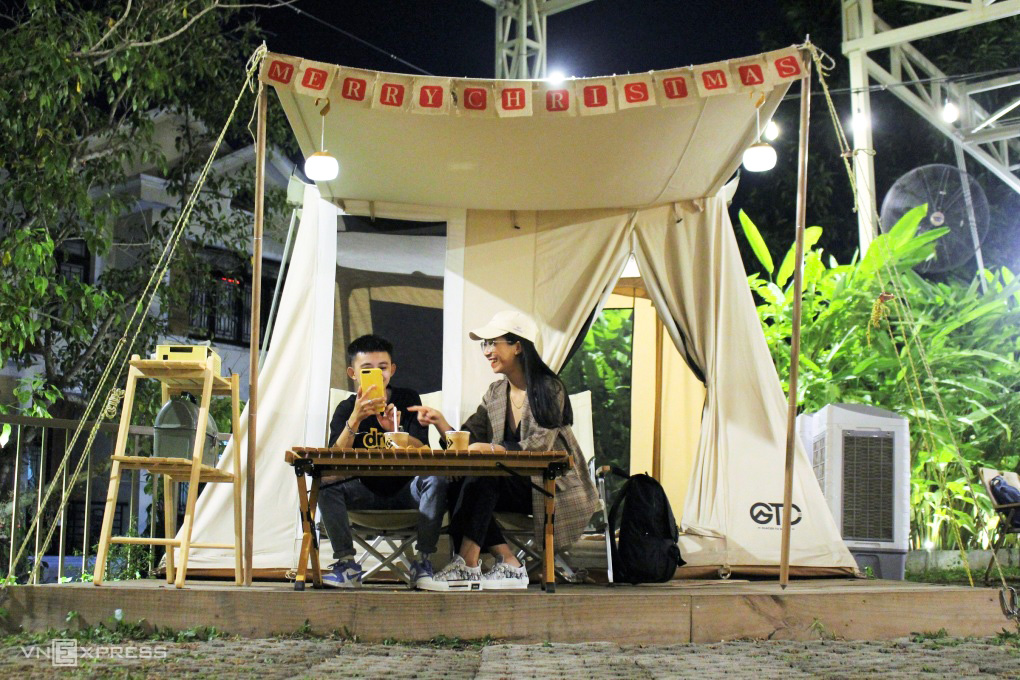 Khách ngồi uống cà phê trước lều trại trong khuôn viên quán cà phê tháng 12/2021. Ảnh: Huỳnh Nhi