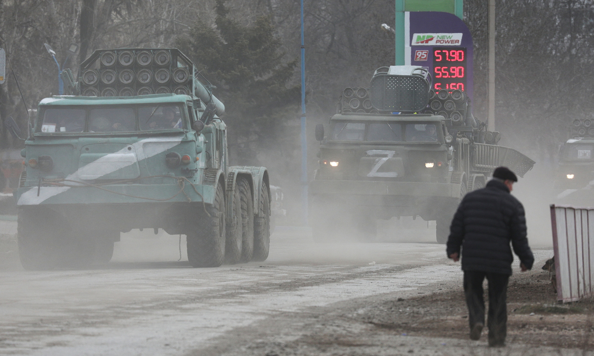 Xe quân sự Nga di chuyển ở Armyansk, bán đảo Crimea mà Nga sáp nhập năm 2014, hướng đến giới tuyến lãnh thổ Ukraine vào sáng 24/2. Ảnh: Reuters.