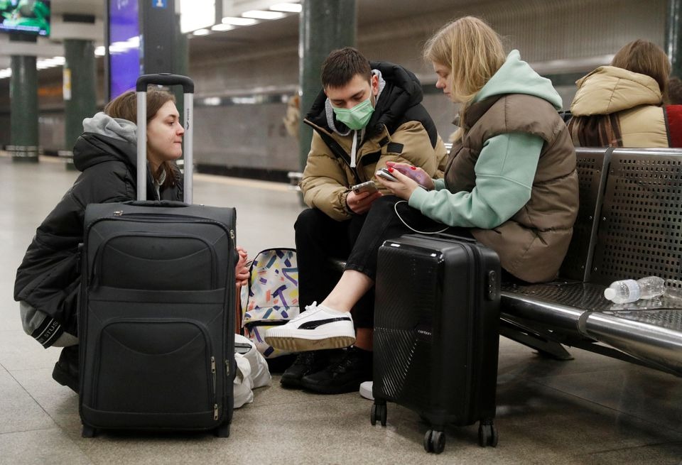 Người dân trong ga tàu điện ngầm ở Kiev, Ukraine, ngày 24/2. Ảnh: Reuters.