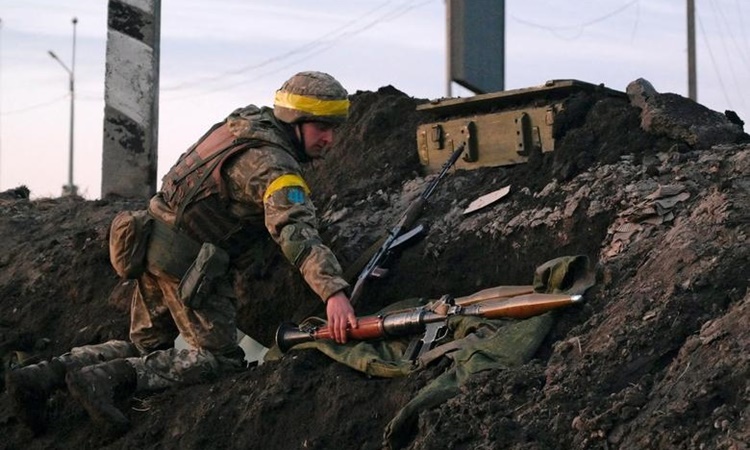 Một binh sĩ Ukraine tại vị trí giao tranh bên ngoài thành phố Kharkov ở phía đông bắc nước này ngày 24/2. Ảnh: Reuters.