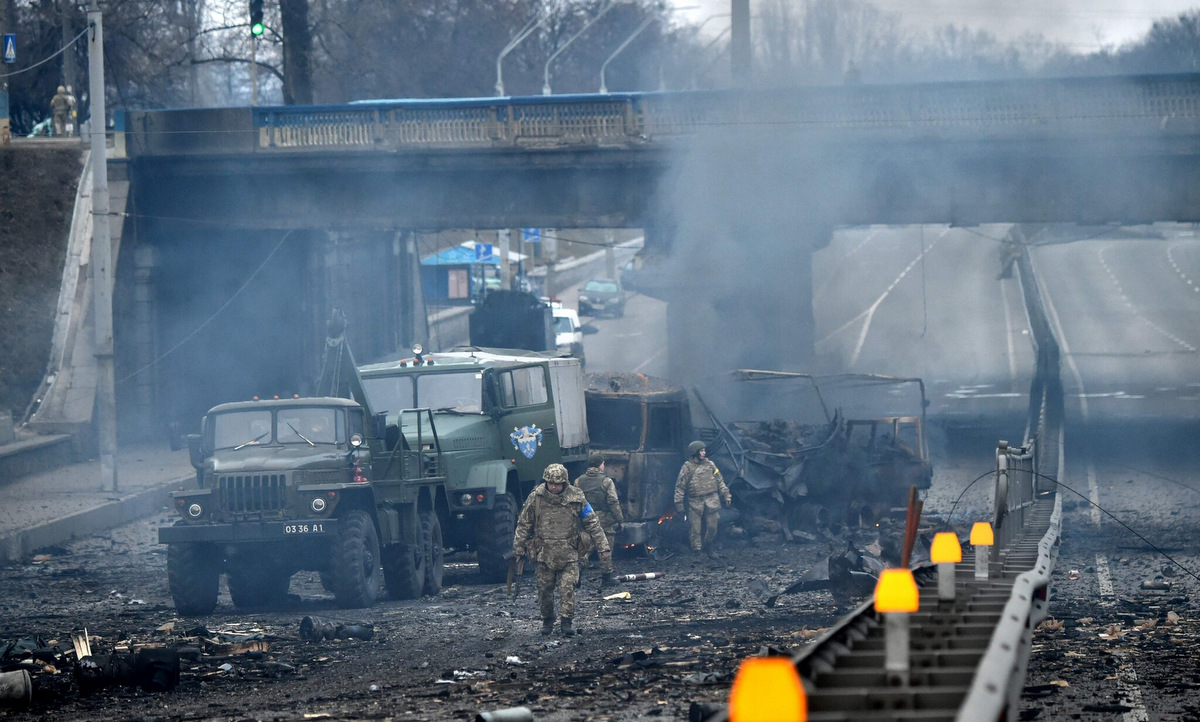 Binh sĩ Ukraine trên đường phố Kiev sau các cuộc giao tranh sáng nay. Ảnh: AFP.