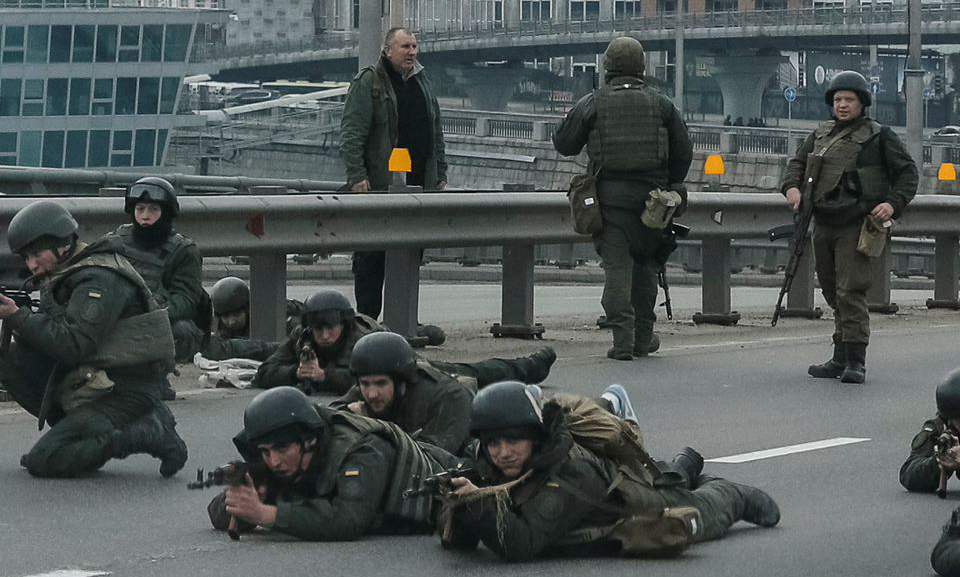 Lực lượng Vệ binh Quốc gia Ukraine vào vị trí chiến đấu ở thủ đô Kiev hôm 25/2. Ảnh: Reuters.
