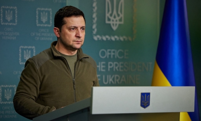 Tổng thống Ukraine Volodymyr Zelensky trong bài phát biểu toàn quốc hôm 25/2. Ảnh: AFP.