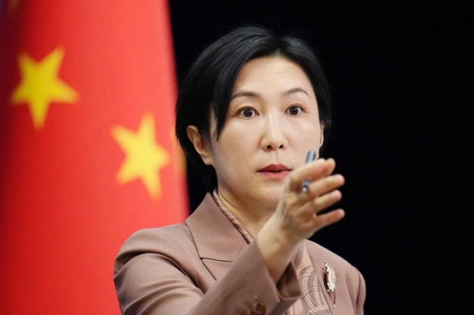 Phát ngôn viên Bộ Ngoại giao Trung Quốc trả lời truyền thông tại cuộc họp báo ở Bắc Kinh ngày 30/1. Ảnh: Reuters.
