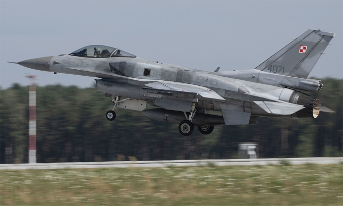 Tiêm kích F-16 của Ba Lan cất cánh từ căn cứ không quân Lask tháng 8/2020. Ảnh: USAF.