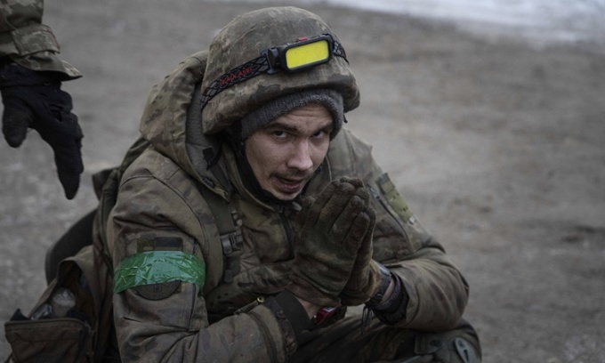 Một binh sĩ Ukraine được sơ tán cùng những đồng đội bị thương từ chiến trường đến một bệnh viện ở vùng Donetsk hôm 9/1. Ảnh: AP.
