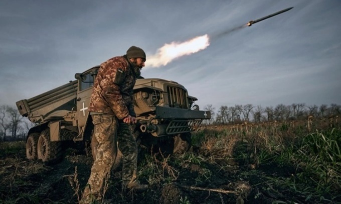 Binh sĩ Ukraine khai hỏa về phía các lực lượng Nga gần Bakhmut hồi tháng 11/2022. Ảnh: AP.