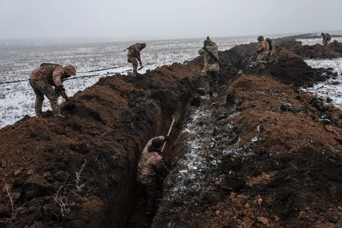 Binh lính Ukraine gia cố chiến hào ở Bakhmut ngày 1/2. Ảnh: AFP