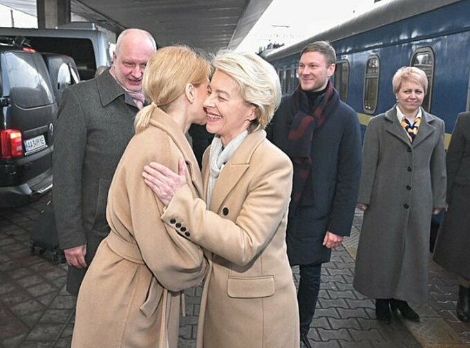 Chủ tịch Ủy ban châu Âu Ursula von der Leyen (hàng trước, phải) đến Kiev ngày 2/2. Ảnh: Twitter/@vonderleyen.