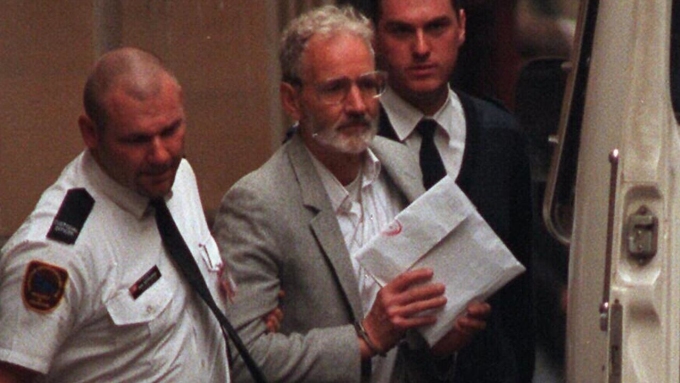 Robert Arthur Selby Lowe rời tòa sau khi nghe phán quyết, năm 1994. Ảnh: API