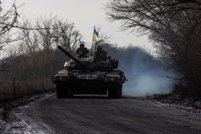 Binh sĩ Ukraine trên xe tăng gần thành phố Bakhmut, tỉnh Donetsk, ngày 20/1. Ảnh: Reuters