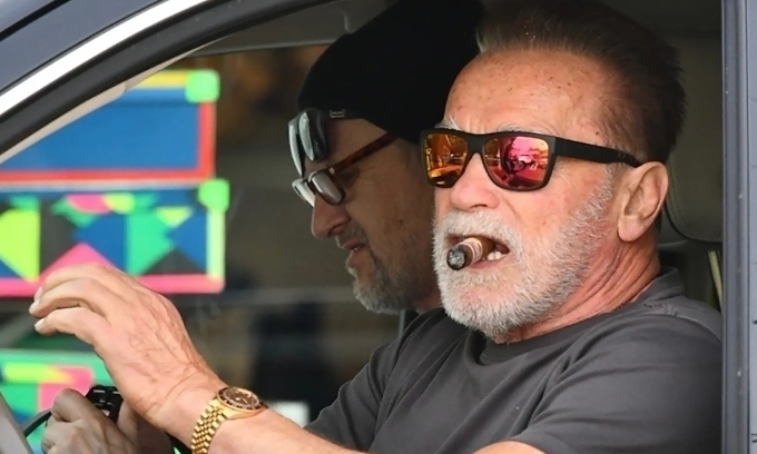 Arnold Schwarzenegger khi lái xe ở Los Angeles hôm 5/2. Ảnh: Backgrid