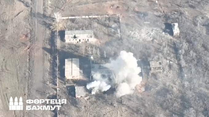 Khói bốc lên từ vị trí giao tranh ở thành phố Bakhmut, tỉnh Ukraine, miền đông Ukraine ngày 1/2. Ảnh: Reuters.