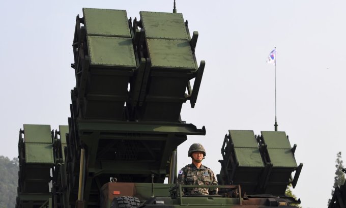 Binh sĩ Hàn Quốc bên cạnh bệ phóng tên lửa phòng không Patriot hồi năm 2017. Ảnh: AFP.