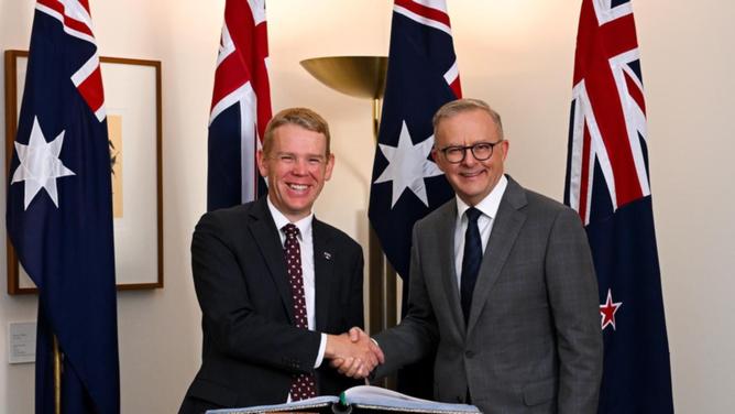 Chris Hipkins and Anthony Albanese spoke about issues including the economy and national security. (Lukas Coch/AAP PHOTOS)