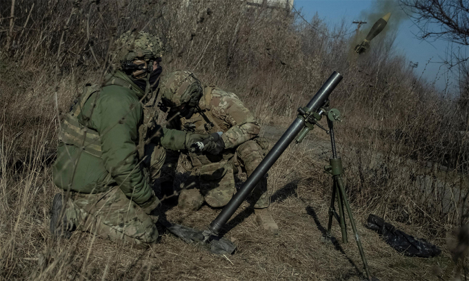 Binh sĩ Ukraine bắn súng cối trên tiền tuyến ở Bakhmut, tỉnh Donetsk ngày 27/1. Ảnh: Reuters.