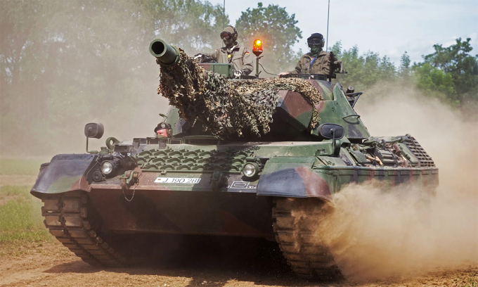 Xe tăng chủ lực Leopard 1A5 của Đức trình diễn tại thị trấn Dillingen an der Donau tháng 6/2019. Ảnh: Bundeswehr.