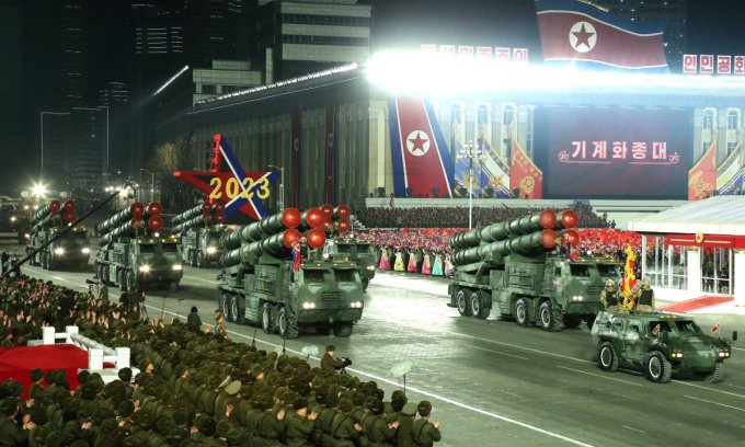 Các tổ hợp pháo phản lực siêu lớn xuất hiện trong lễ duyệt binh ở Bình Nhưỡng, Triều Tiên ngày 8/2. Ảnh: KCNA.