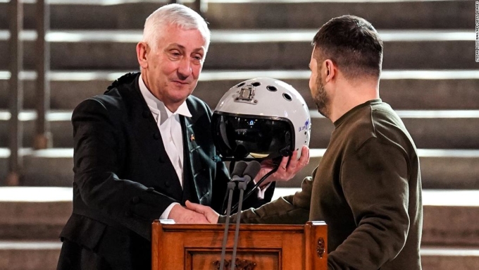 Tổng thống Zelensky tặng Chủ tịch Hạ viện Lindsay Hoyle chiếc mũ phi công chiến đấu tại London, Anh ngày 8/2. Ảnh: AFP