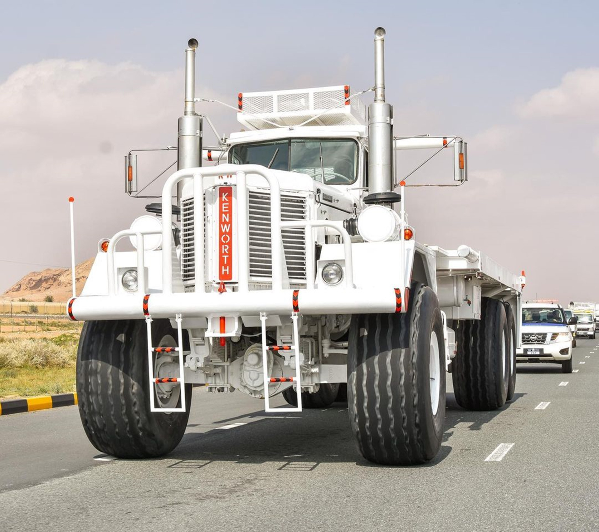 Xe tải khổng lồ của tỉ phú Trung Đông: Khỏe đến mức có thể kéo máy bay trên sa mạc dễ dàng - Ảnh 2.