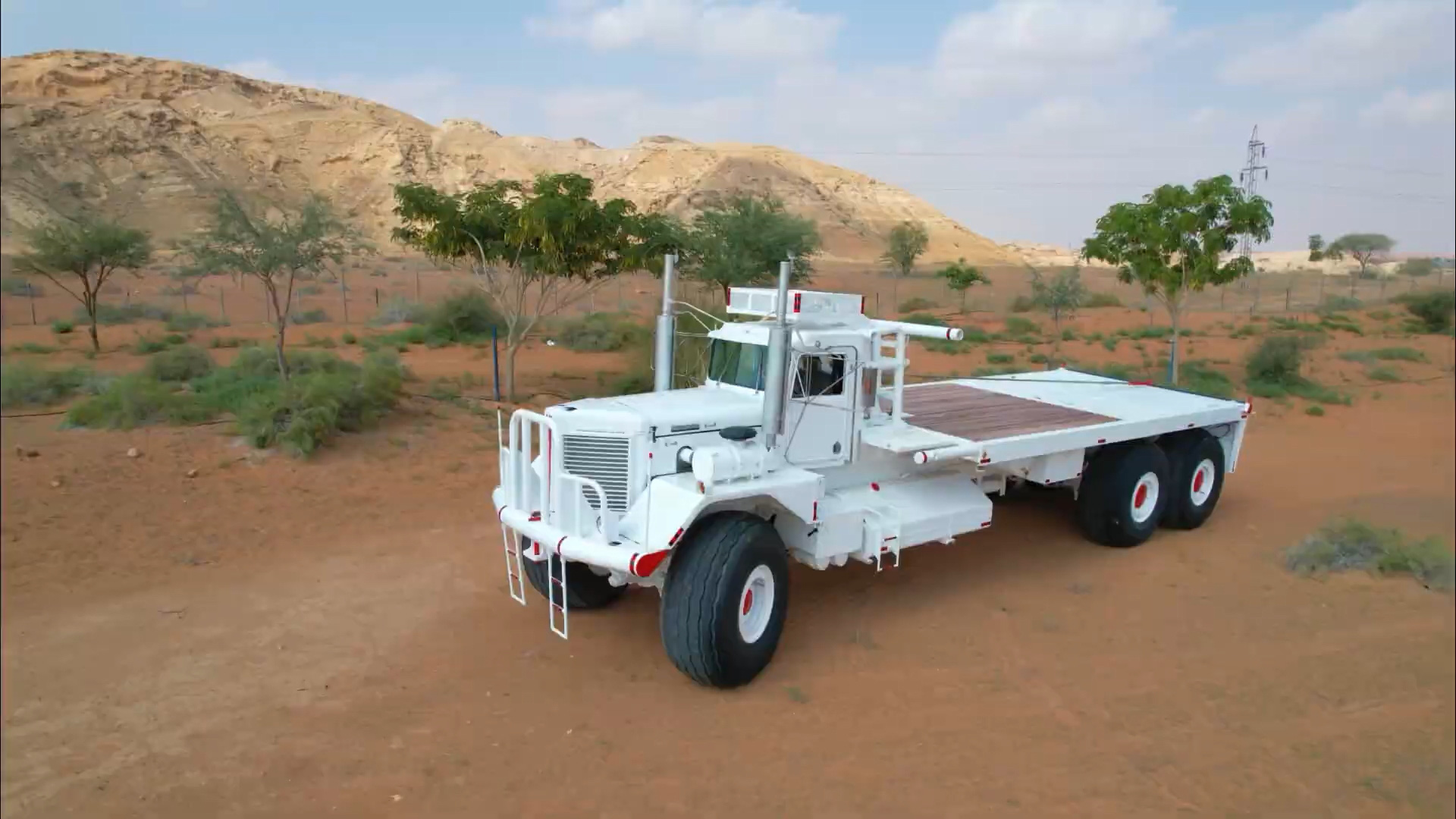 Xe tải khổng lồ của tỉ phú Trung Đông: Khỏe đến mức có thể kéo máy bay trên sa mạc dễ dàng - Ảnh 3.
