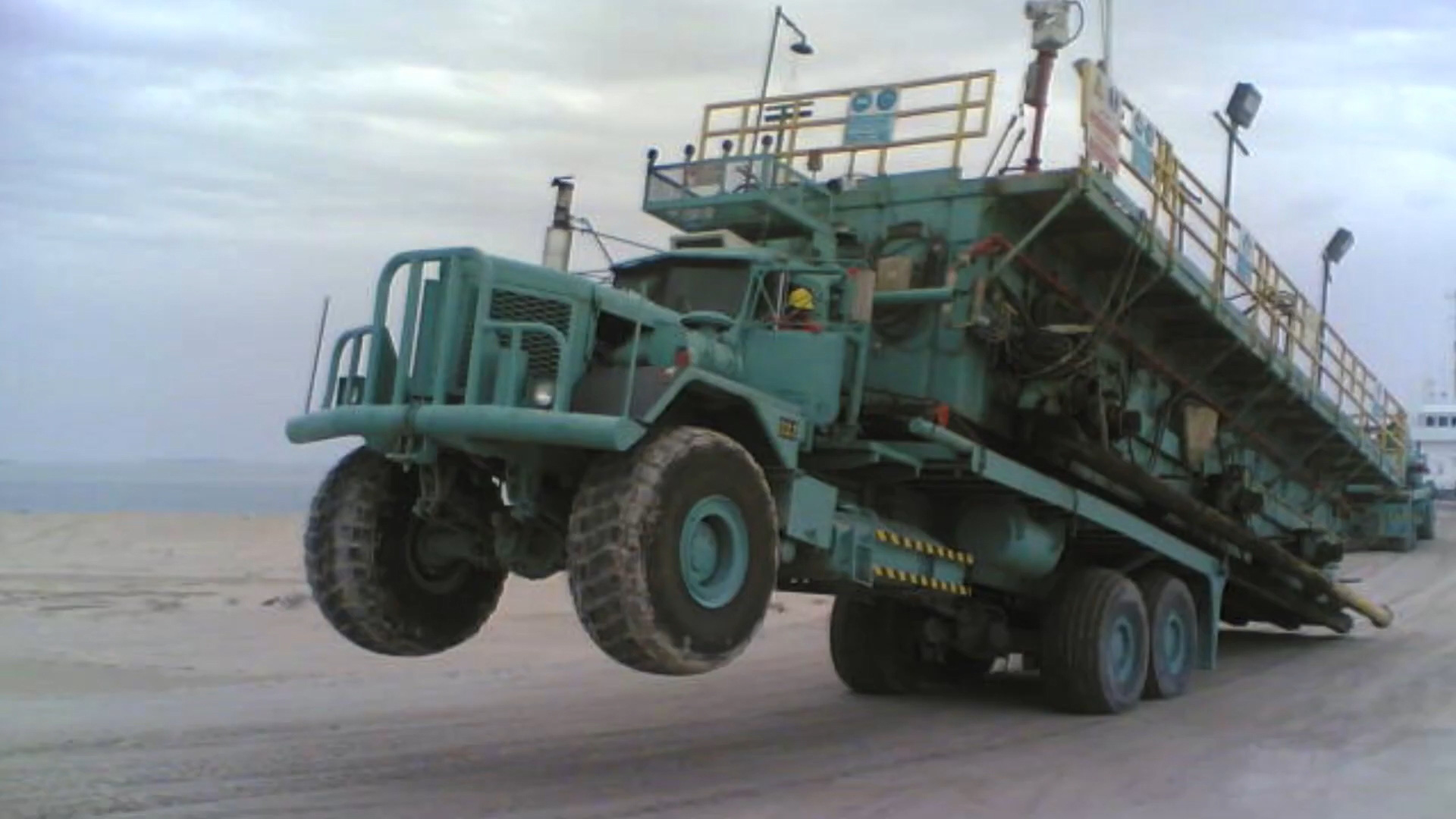 Xe tải khổng lồ của tỉ phú Trung Đông: Khỏe đến mức có thể kéo máy bay trên sa mạc dễ dàng - Ảnh 6.
