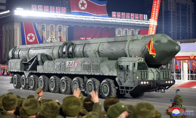 Hệ thống ICBM với ống phóng kín trong cuộc duyệt binh tại thủ đô Bình Nhưỡng của Triều Tiên đêm 8/2. Ảnh: KCNA.