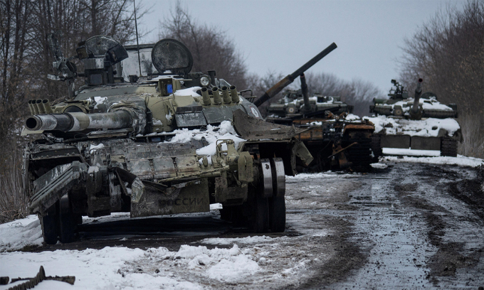 Xe tăng Nga bị phá hủy trong giao tranh với Ukraine tại tỉnh Sumy tháng 3/2022. Ảnh: Reuters.