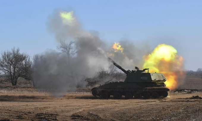 Pháo tự hành 2S3 Akatsiya của Nga tập kích vị trí Ukraine ngày 8/2. Ảnh: RIA Novosti.