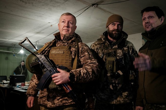 Cựu tỉnh trưởng Chernivtsi của Ukraine, Serhiy Osachuk (trái), tại phòng tác chiến của Ukraine ở Bakhmut ngày 9/2. Ảnh: AFP.