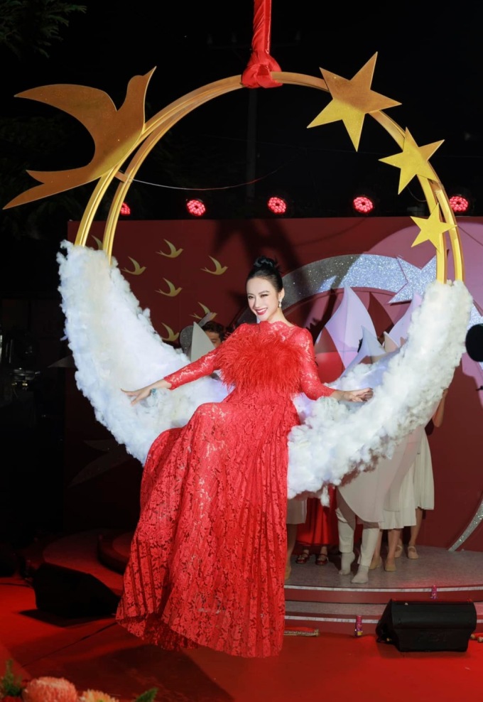 Agela Phương Trinh chọn váy ren xuyên thấu, đính lông vũ ở ngực dự sự kiện cuối năm 2022. Màn xuất hiện từ trên cao xuống của cô là điểm nhấn của chương trình.
