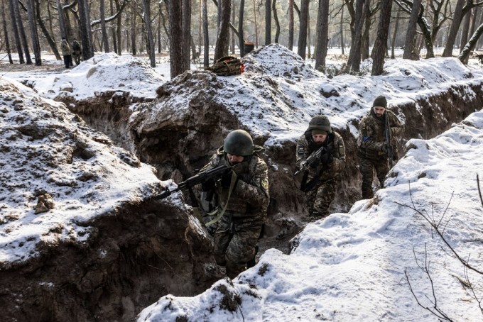 Lực lượng bộ binh Ukraine huấn luyện tại Zaporizhzhia ngày 7/2. Ảnh: Washington Post.