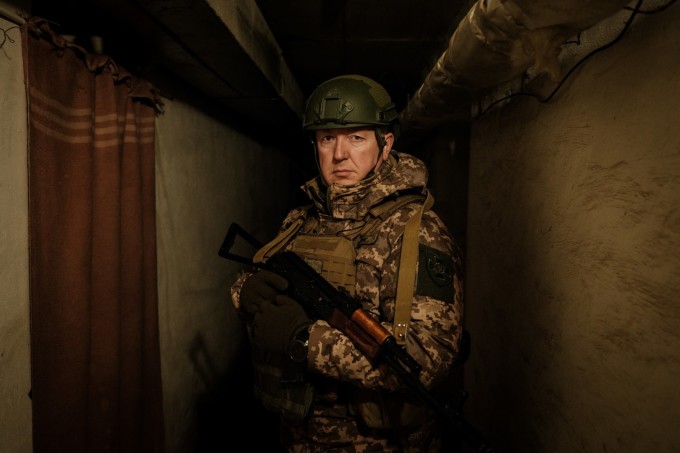 Serhiy Osachuk , cựu thống đốc tỉnh Chernivtsi, trung tá Lực lượng Biên phòng Ukraine, trong phòng tác chiến của Ukraine tại Bakhmut ngày 9/2. Ảnh: AFP