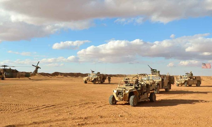 Binh sĩ Mỹ cùng phương tiện quân sự tại căn cứ al-Tanf, miền nam Syria tháng 11/2017. Ảnh: US Army.